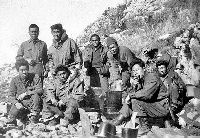 Black-and-whtie photo of 442nd Regimental Combat Team veterans