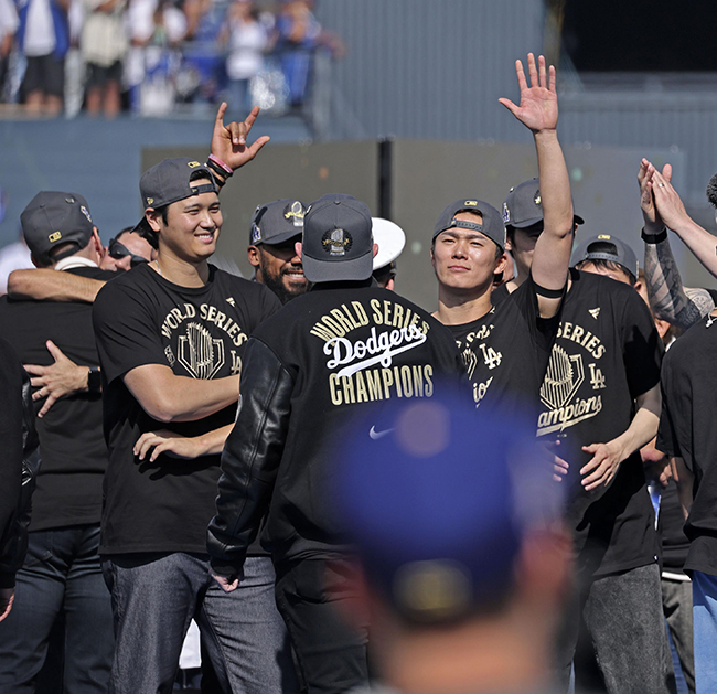 Japanese trio in spotlight at Dodgers parade